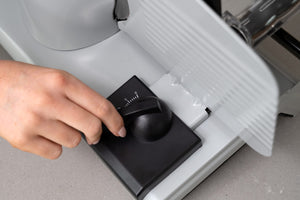 Detail of the thickness selector of the MS451 Premium Electric Food Slicer.